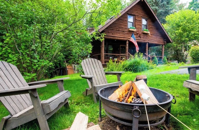 Authentic Log Cabin * Short walk to Lake & Hideout