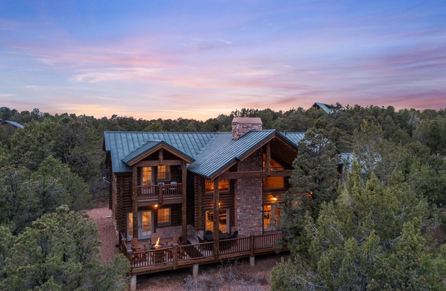Authentic log cabin minutes from Zion NP