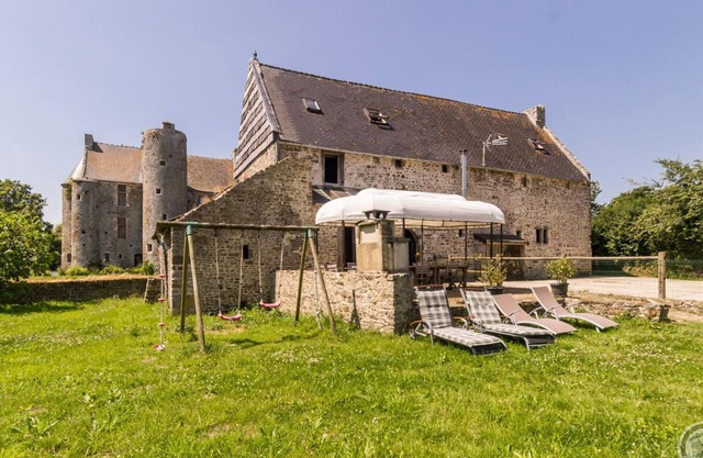 Authentic medieval manor with enclosed garden, pets allowed, parking and wifi