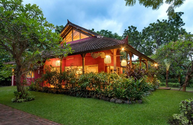 Authentic, peaceful villa with private pool and a lush tropical garden (3000 m2)