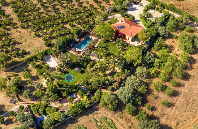 Authentic Portuguese villa, stunning tropical garden and great pool.