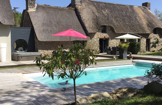 Authentic thatched cottage with pool and spa renovated in 2018