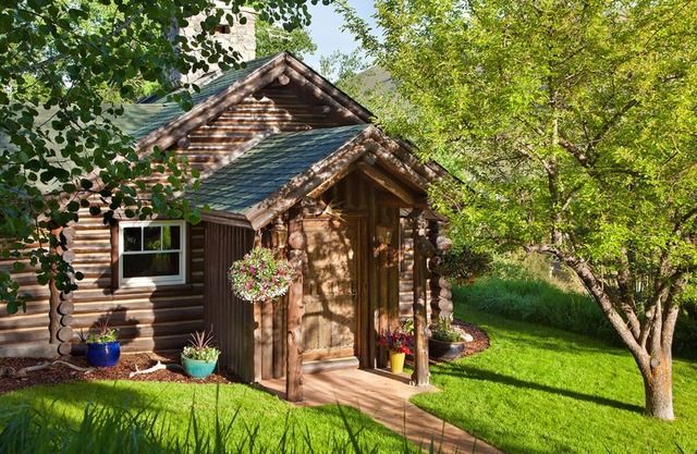 Authentic, Western log cabin in heart of Jackson