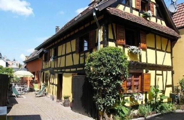 Authenticity, charm and comfort. A three-story house dating from 1764, entirely
