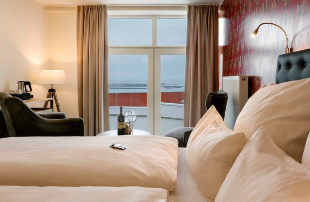 Author's double room on the lake side with balcony / terrace - hotel on the lobster cliffs