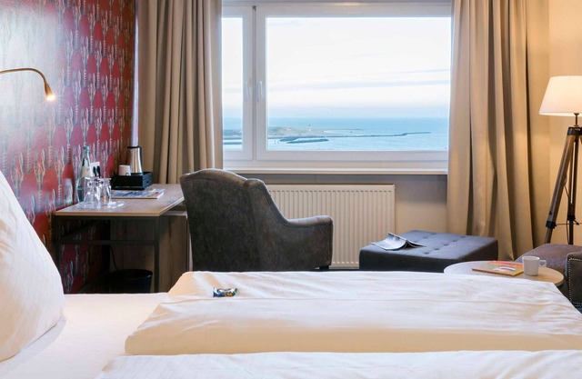 Authors-doubles the lake - Hotel on the Lobster Cliffs