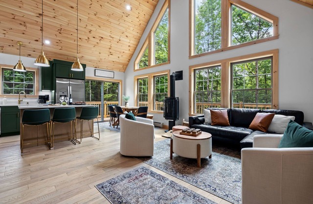 Autumn Escape - 4BR/2BA Cabin 15min to Conway Fire Pit Leaf-Peeping Ready