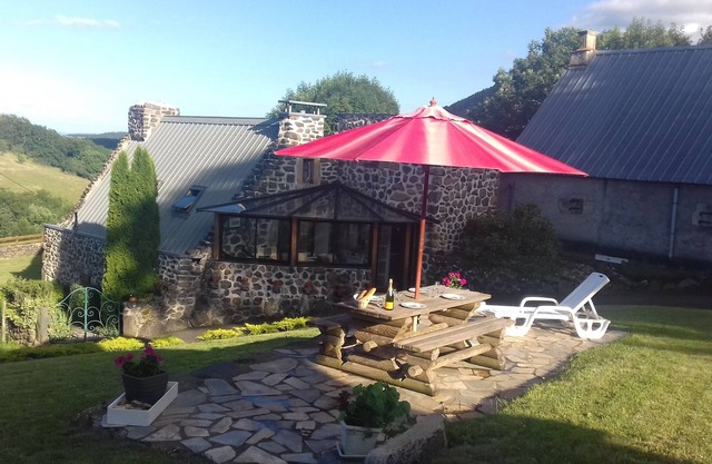 Auvergne Puy de dôme 1140 m calm and relaxation guaranteed heated swimming pool