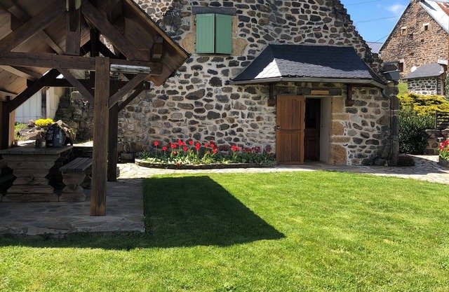 Auvergne 3 comfortable cottages heated swimming pool from June to September