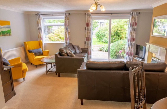 Avondale Bungalow - A cottage that sleeps 4 guests in 2 bedrooms