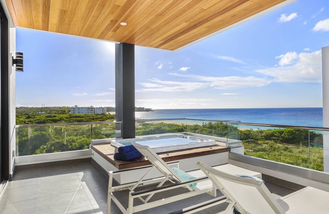 Award-winning Tranquility Beach Resort Oceanview Penthouse Villa on Meads Bay