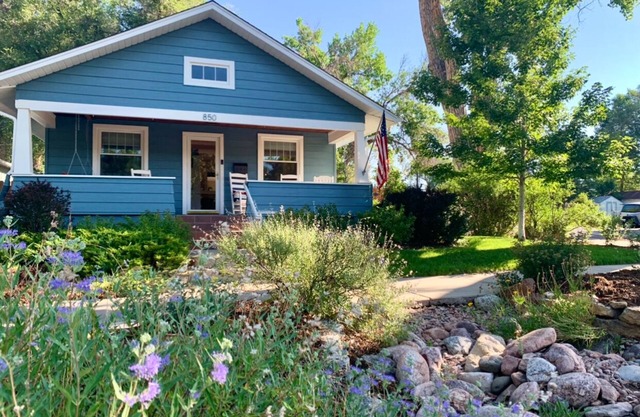 Award Winning Downtown 1923 Bungalow Pikes Peak, Garden of the Gods & Hot Tub!⭐️