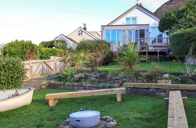 AWEL Y MOR, pet friendly, with hot tub in Prestatyn