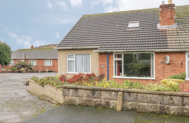 AWELON, pet friendly, country holiday cottage in Rhos-On-Sea