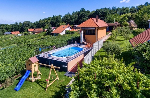 Awesome home in Jalzabet with kitchen