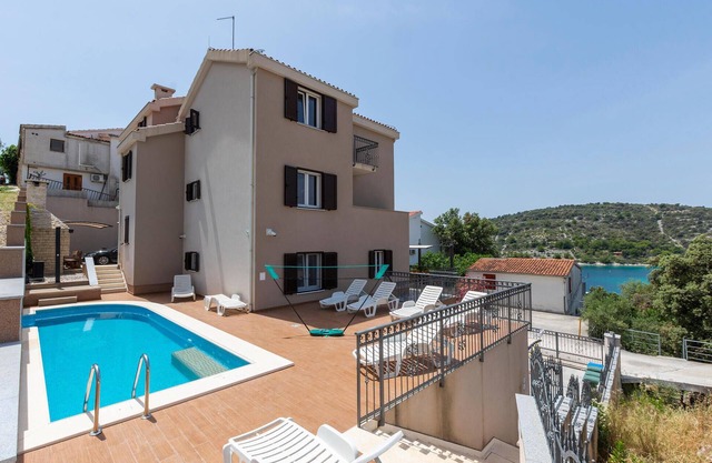 Awesome home in Sevid with WiFi