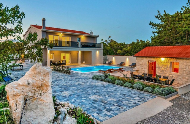 Awesome home in Zadvarje