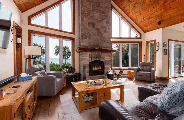 BREATHTAKING VIEW of St-Lawrence River - HOT TUB - 15min from Le Massif