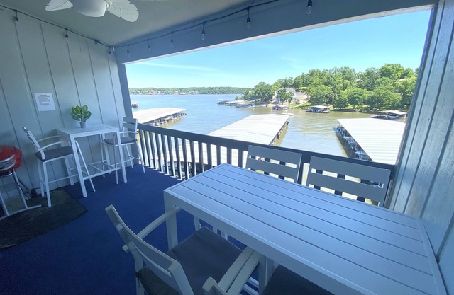 B Lakefront! Remolded Boat Slip Ramp, Patio Views, Sleeps 4, Pool, Kitchen WI-FI