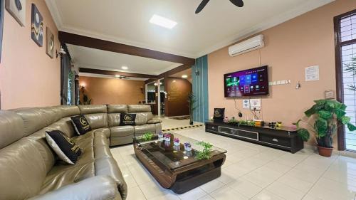 B04 Homestay in JB Town Party House 30PAX 6R6B