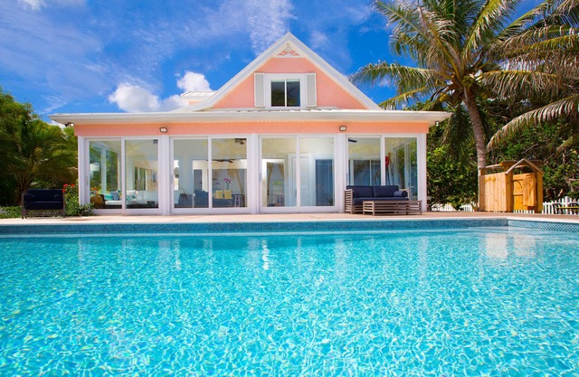 Babylon Reef: Recently Renovated Villa with Backyard Snorkeling and a Crystal Blue Pool