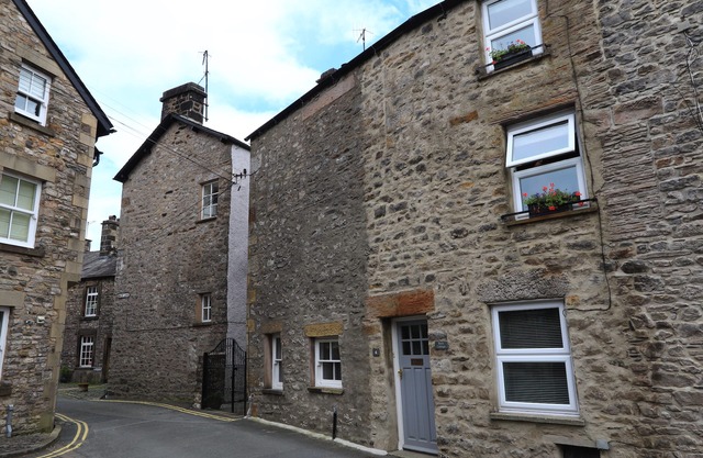 BACK COTTAGE, pet friendly, with open fire in Kirkby Lonsdale