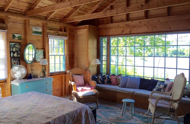 Baddeck Bay: Lakeside Boathouse Cottage with Dock