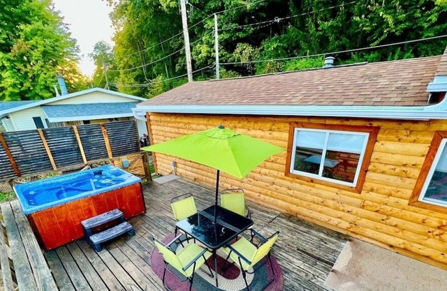 Badger Cabin w/ Outdoor Hot Tub Jacuzzi avail year round