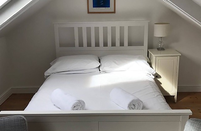 Badgers Loft apartment with stunning sea views and next to beach. Sleeps 2