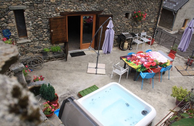 Bagneres de Luchon 5KMS st aventin barn renovated 3 ears 8 people