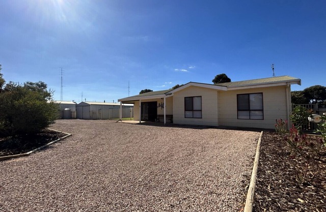 Bailey`s Place - Freshly Renovated 3 BR Home Close to Beach