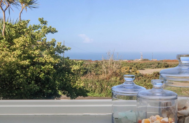 BAL VIEW, family friendly, with open fire in Trewellard