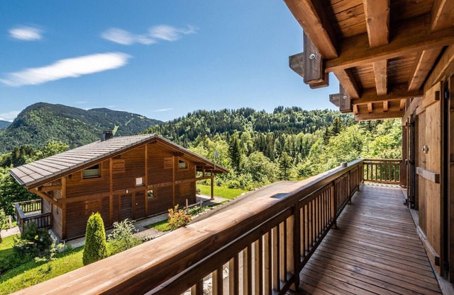 BALATA - Charming Chalet with Hot tub and Views
