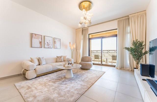 Balcony Overlooking Burj Al Arab 2BR w/Assistant Room, Min. Away Fr. the Beach