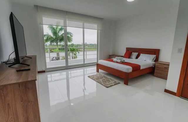 Balcony Room w/outdoor pool and shared kitchenn