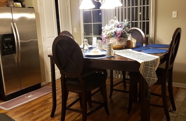 Balcony, Washer/Dryer, Gym, Pool, Coffee shop, Side Walks, The Goat Restaurant