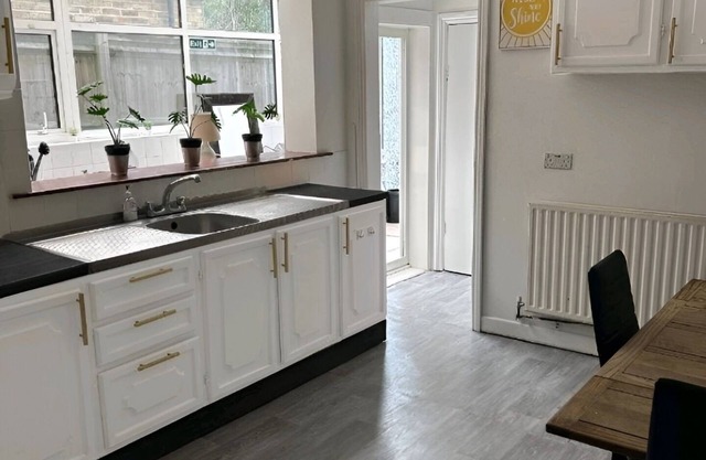 Balham, Spacious Apartment with Garden F1