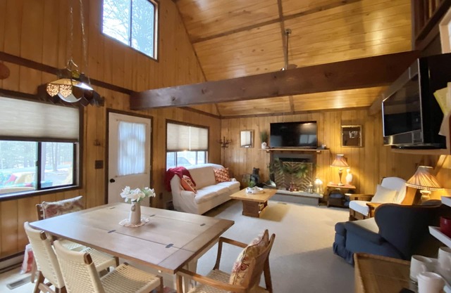 Bali's Cottage-Cozy Chalet in WLE-Wallenpaupack Lake Estates-Walk to Pool