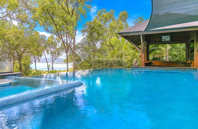 Balinese Resort Style House, sea views, wet edge pool