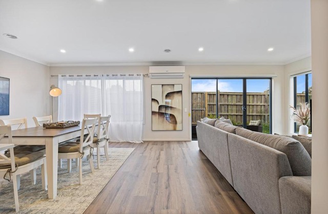 Ballarat Modern Oasis, Stylish 3 bedroom 2 bathroom Retreat, Newly build, New appliances, beds and furniture, Walking distance to Shopping mall