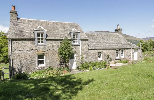 BALMEANOCH, pet friendly, character holiday cottage in Callander