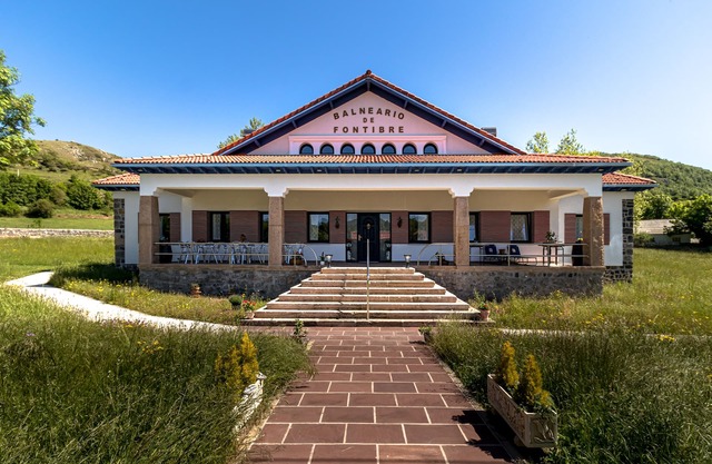 Balneario de Fontibre Rodeado de Finca Privada de 5.000 m2 con Jacuzzi y Terraza