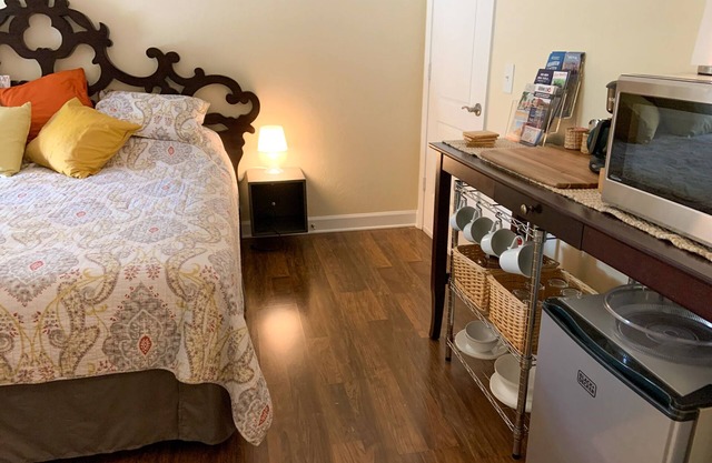 Bamboo Room Oasis Private King Guest Suite 5 Min to Beach & Casinos!