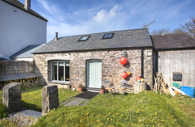 Bangeston Barn with Log Burner, Garden, 2 mins from Surf Beaches