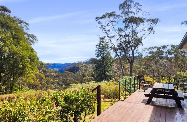 Banksia Tops with views to The Three Sisters