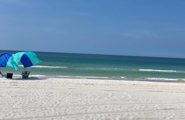Barefoot Bungalow- Steps to Private Beach, 5-Star Comfort & Near Top Attractions