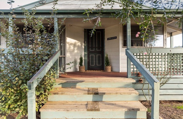 Baringa Cottage - Quant little farm stay cottage sitting amongst the surrounding mountain views.