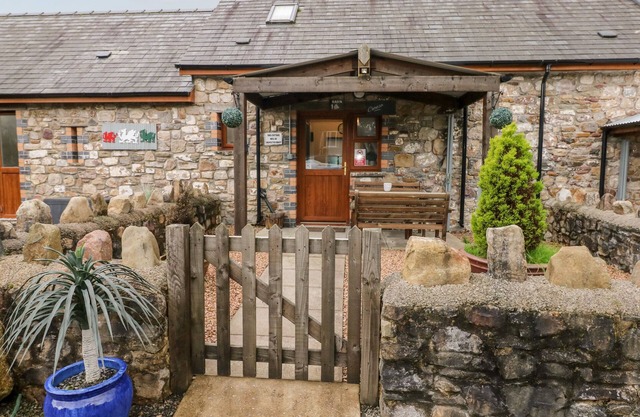 BARN 1, pet friendly, character holiday cottage in Ystradgynlais