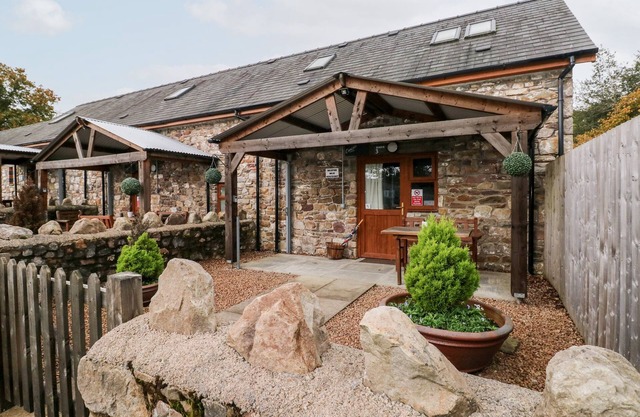 BARN 3, pet friendly, with a garden in Ystradgynlais