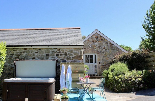 Barn conversion | 2 bathrooms | Hot tub | Close to Marazion and St Ives.